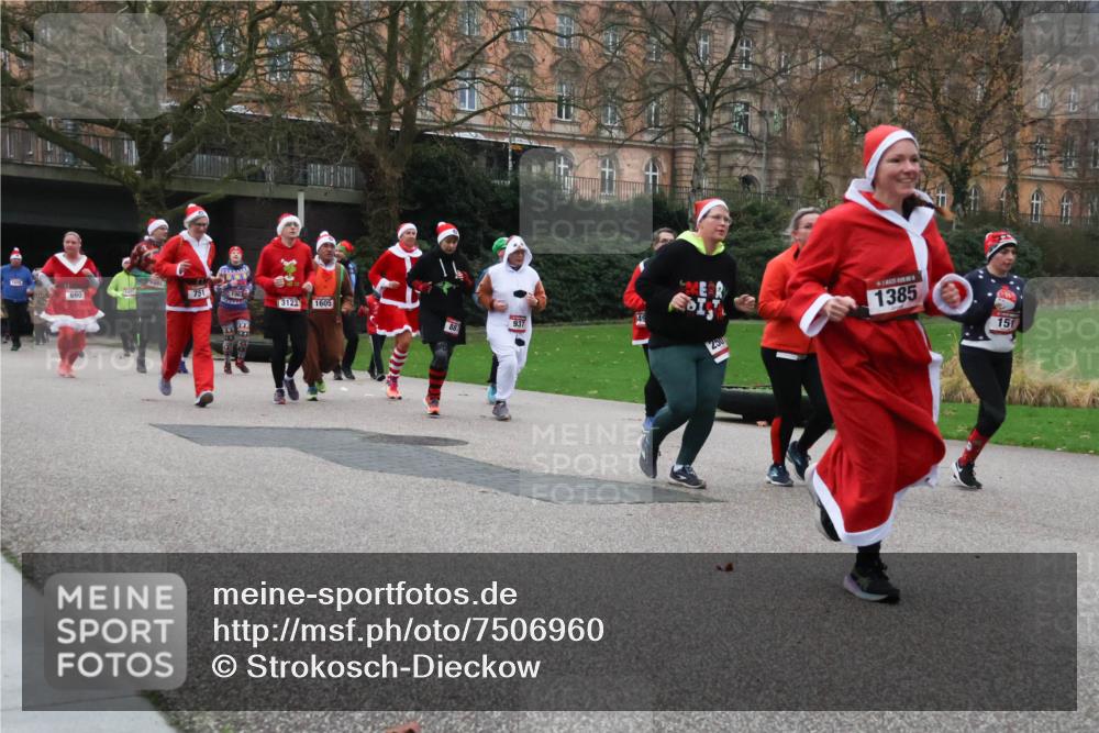 08.12.2024 - St. Pauli X-Mass-Run No. 14 Strokosch-Dieckow http://msf.ph/oto/7506960 08.12.2024 09:43:58 Laufen 690, 585, 751, 1963, 3123, 1605, 937, 1385, 151 meine-sportfotos.de