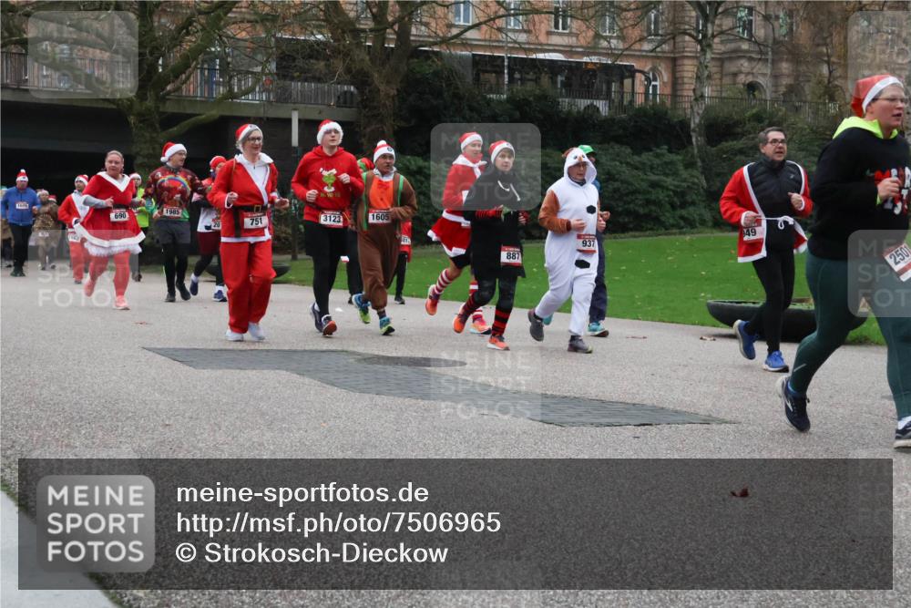 08.12.2024 - St. Pauli X-Mass-Run No. 14 Strokosch-Dieckow http://msf.ph/oto/7506965 08.12.2024 09:43:58 Laufen 1604, 690, 1985, 751, 3123, 1605, 49, 937, 887, 2501 meine-sportfotos.de