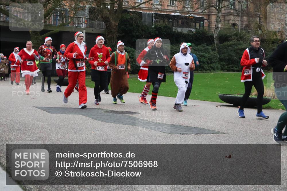 08.12.2024 - St. Pauli X-Mass-Run No. 14 Strokosch-Dieckow http://msf.ph/oto/7506968 08.12.2024 09:43:58 Laufen 385, 690, 751, 30, 605, 2016, 3123, 949, 1563, 937, 887 meine-sportfotos.de
