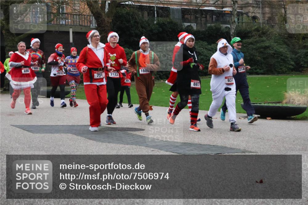 08.12.2024 - St. Pauli X-Mass-Run No. 14 Strokosch-Dieckow http://msf.ph/oto/7506974 08.12.2024 09:43:59 Laufen 690, 1985, 2016, 1963, 751, 3123, 301, 1605, 937, 887, 2146 meine-sportfotos.de