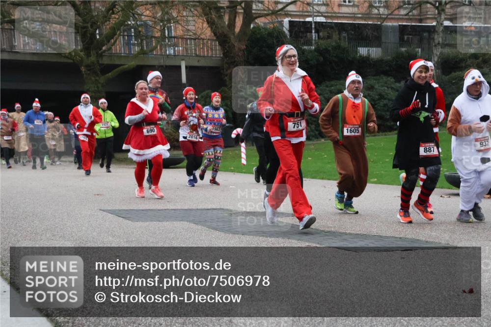 08.12.2024 - St. Pauli X-Mass-Run No. 14 Strokosch-Dieckow http://msf.ph/oto/7506978 08.12.2024 09:43:59 Laufen 1003, 1609, 13, 1563, 1421, 690, 1963, 751, 2016, 1605, 887, 937 meine-sportfotos.de