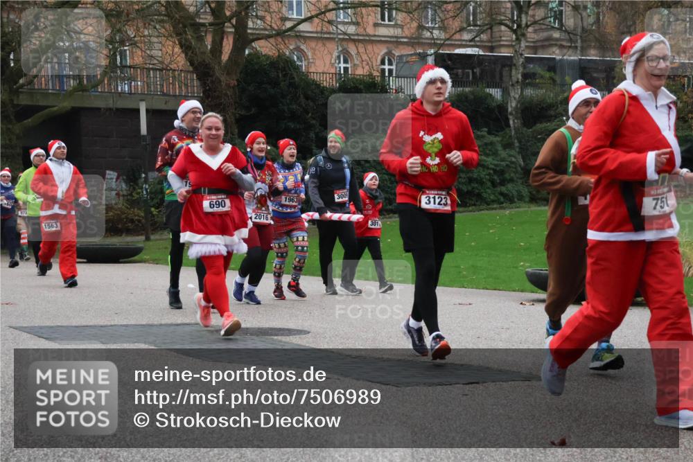 08.12.2024 - St. Pauli X-Mass-Run No. 14 Strokosch-Dieckow http://msf.ph/oto/7506989 08.12.2024 09:44:01 Laufen 690, 1963, 974, 2016, 1563, 3009, 301, 3123, 751 meine-sportfotos.de