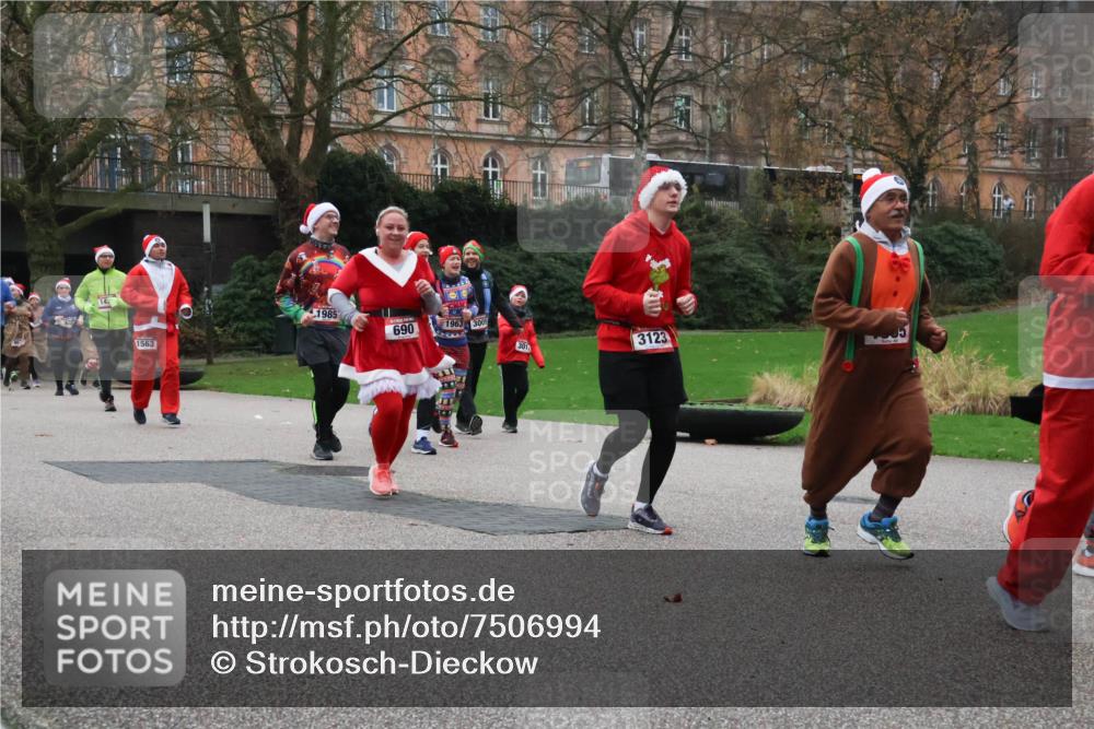 08.12.2024 - St. Pauli X-Mass-Run No. 14 Strokosch-Dieckow http://msf.ph/oto/7506994 08.12.2024 09:44:01 Laufen 1563, 1985, 690, 1963, 3009, 301, 3123 meine-sportfotos.de
