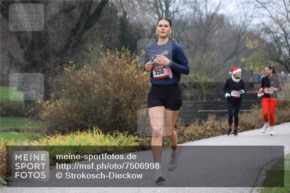 08.12.2024 - St. Pauli X-Mass-Run No. 14 Strokosch-Dieckow http://msf.ph/oto/7506998 08.12.2024 10:50:14 Laufen 14, 250, 1962, 1964 meine-sportfotos.de