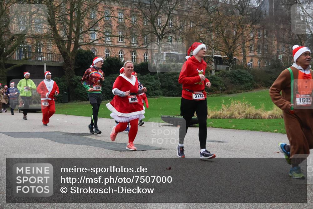 08.12.2024 - St. Pauli X-Mass-Run No. 14 Strokosch-Dieckow http://msf.ph/oto/7507000 08.12.2024 09:44:02 Laufen 1421, 1563, 1985, 690, 3123, 1605 meine-sportfotos.de