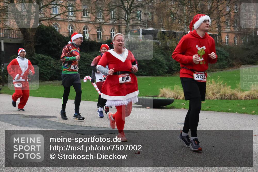 08.12.2024 - St. Pauli X-Mass-Run No. 14 Strokosch-Dieckow http://msf.ph/oto/7507002 08.12.2024 09:44:02 Laufen 1563, 1985, 20, 690, 3123 meine-sportfotos.de