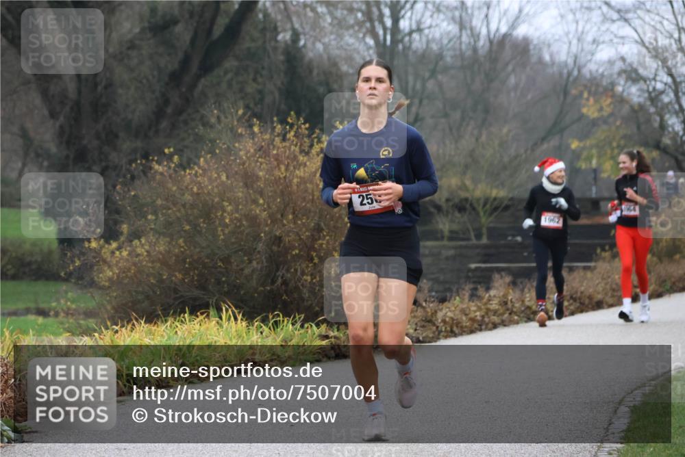 08.12.2024 - St. Pauli X-Mass-Run No. 14 Strokosch-Dieckow http://msf.ph/oto/7507004 08.12.2024 10:50:14 Laufen 25, 1962 meine-sportfotos.de