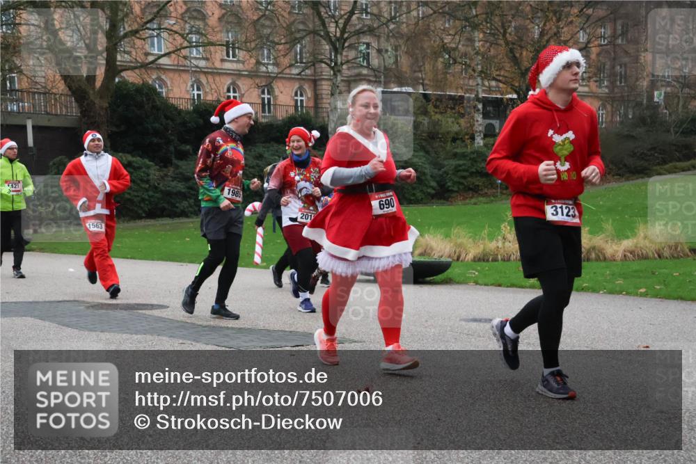 08.12.2024 - St. Pauli X-Mass-Run No. 14 Strokosch-Dieckow http://msf.ph/oto/7507006 08.12.2024 09:44:02 Laufen 1421, 1563, 1985, 690, 201, 3123 meine-sportfotos.de