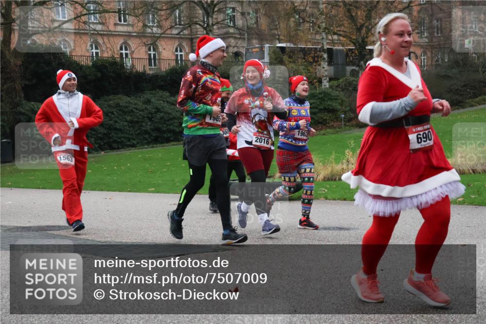 08.12.2024 - St. Pauli X-Mass-Run No. 14 Strokosch-Dieckow http://msf.ph/oto/7507009 08.12.2024 09:44:03 Laufen 1563, 85, 300, 2016, 1963, 690 meine-sportfotos.de