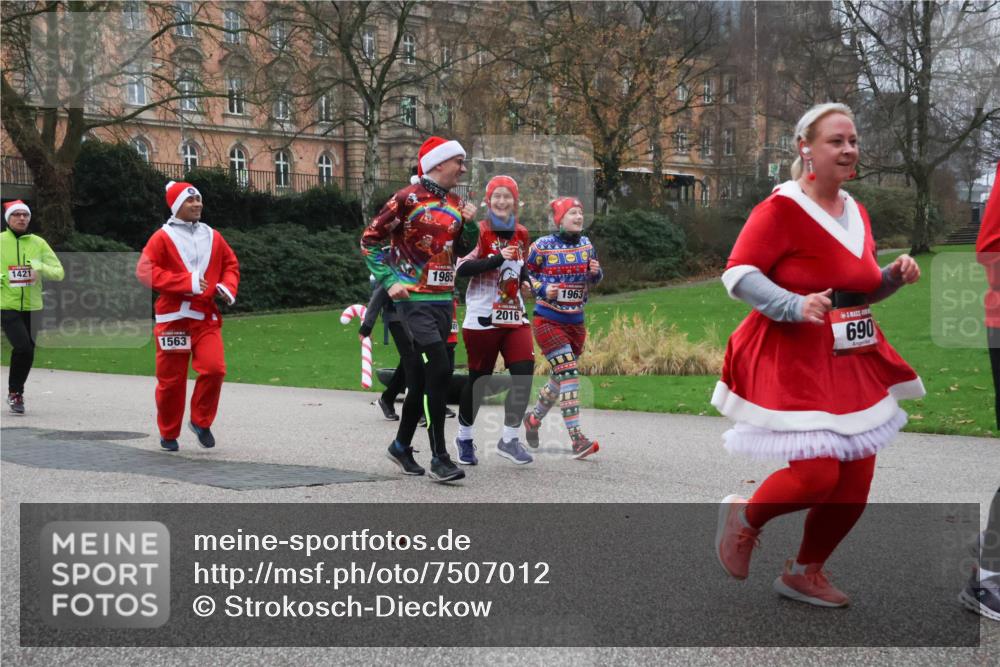 08.12.2024 - St. Pauli X-Mass-Run No. 14 Strokosch-Dieckow http://msf.ph/oto/7507012 08.12.2024 09:44:03 Laufen 1421, 1563, 1985, 2016, 1963, 690 meine-sportfotos.de