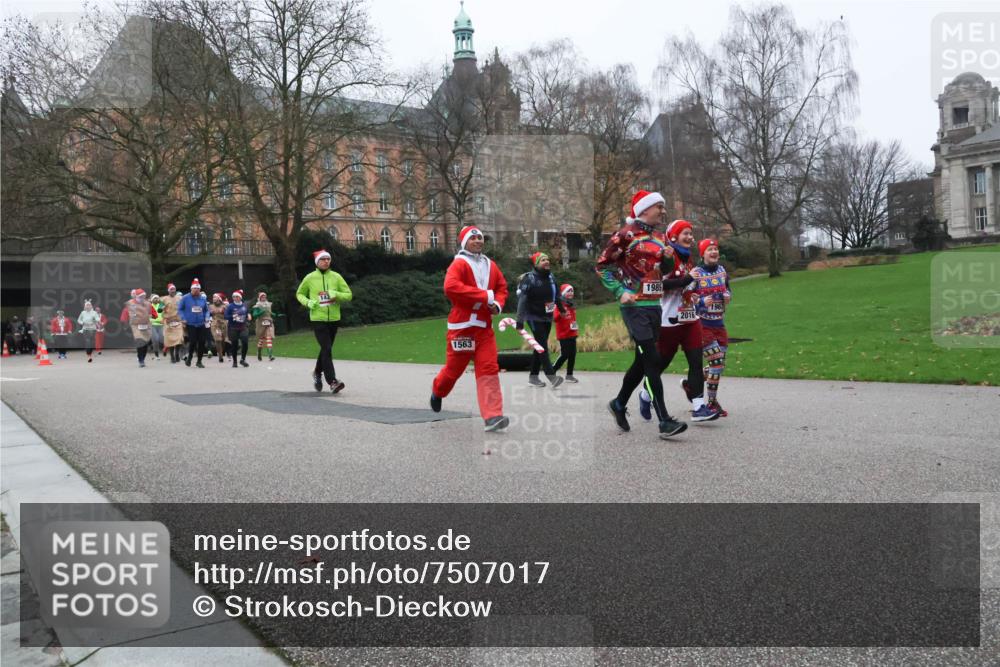 08.12.2024 - St. Pauli X-Mass-Run No. 14 Strokosch-Dieckow http://msf.ph/oto/7507017 08.12.2024 09:44:04 Laufen 1563, 1985, 1963, 2016 meine-sportfotos.de