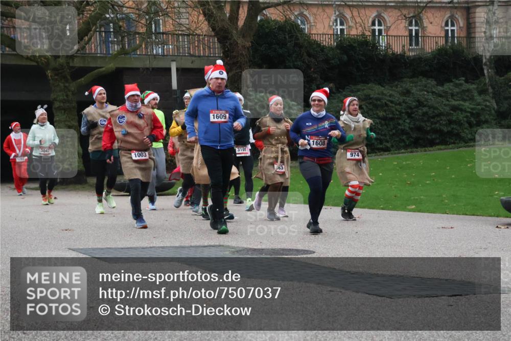 08.12.2024 - St. Pauli X-Mass-Run No. 14 Strokosch-Dieckow http://msf.ph/oto/7507037 08.12.2024 09:44:07 Laufen 1297, 3047, 1003, 1609, 3101, 1608, 974 meine-sportfotos.de