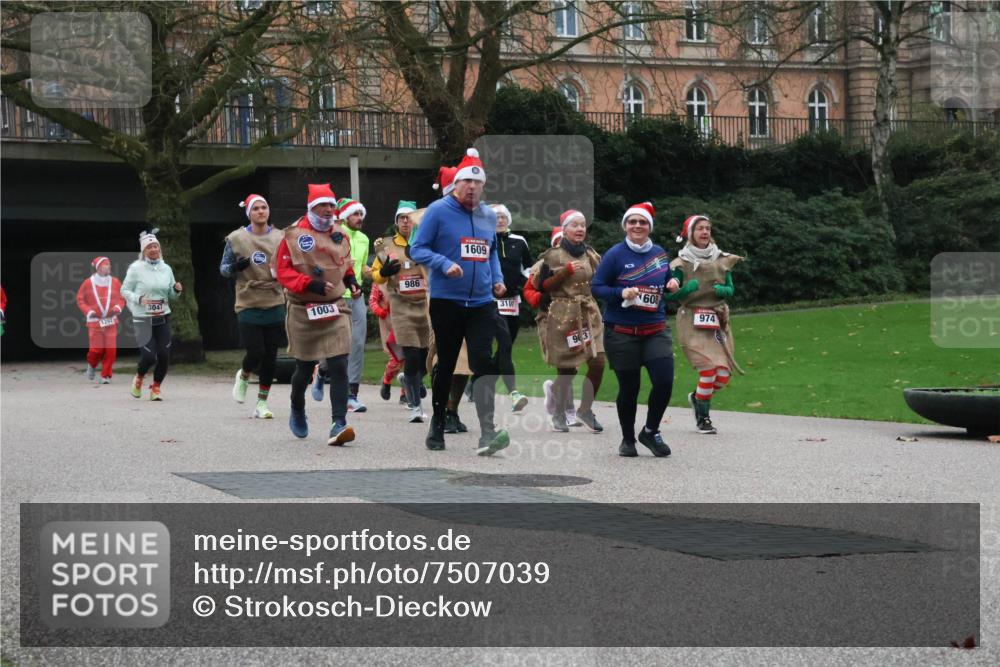 08.12.2024 - St. Pauli X-Mass-Run No. 14 Strokosch-Dieckow http://msf.ph/oto/7507039 08.12.2024 09:44:07 Laufen 3041, 1297, 1003, 986, 1609, 3107, 93, 608, 974 meine-sportfotos.de