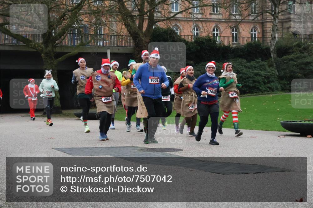 08.12.2024 - St. Pauli X-Mass-Run No. 14 Strokosch-Dieckow http://msf.ph/oto/7507042 08.12.2024 09:44:07 Laufen 1297, 3047, 1003, 98, 1609, 3107, 96, 160, 974 meine-sportfotos.de
