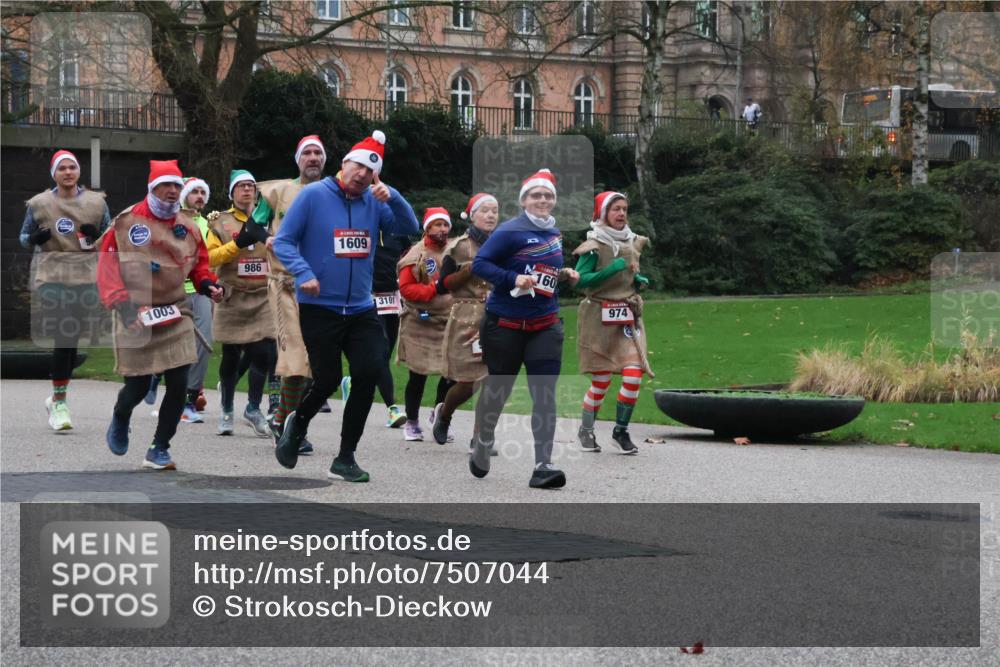 08.12.2024 - St. Pauli X-Mass-Run No. 14 Strokosch-Dieckow http://msf.ph/oto/7507044 08.12.2024 09:44:08 Laufen 1003, 986, 1609, 3101, 160, 974 meine-sportfotos.de