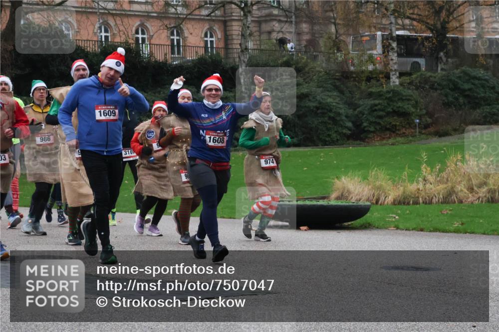 08.12.2024 - St. Pauli X-Mass-Run No. 14 Strokosch-Dieckow http://msf.ph/oto/7507047 08.12.2024 09:44:08 Laufen 03, 986, 1609, 310, 96, 1608, 974 meine-sportfotos.de