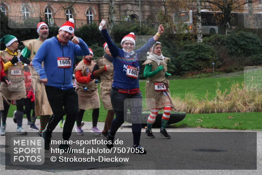 08.12.2024 - St. Pauli X-Mass-Run No. 14 Strokosch-Dieckow http://msf.ph/oto/7507053 08.12.2024 09:44:09 Laufen 986, 1609, 01, 1608, 974 meine-sportfotos.de