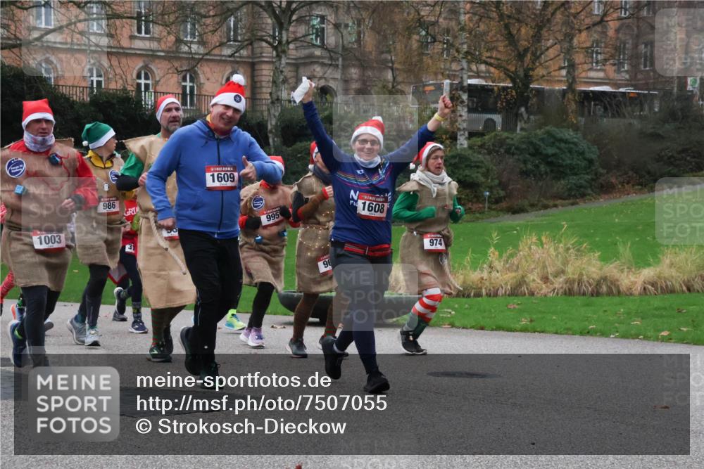 08.12.2024 - St. Pauli X-Mass-Run No. 14 Strokosch-Dieckow http://msf.ph/oto/7507055 08.12.2024 09:44:09 Laufen 986, 1609, 1003, 31, 995, 1608, 974, 96 meine-sportfotos.de