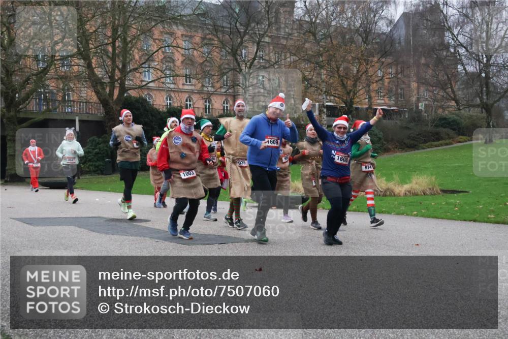 08.12.2024 - St. Pauli X-Mass-Run No. 14 Strokosch-Dieckow http://msf.ph/oto/7507060 08.12.2024 09:44:09 Laufen 3047, 1003, 935, 1609, 1608, 974 meine-sportfotos.de