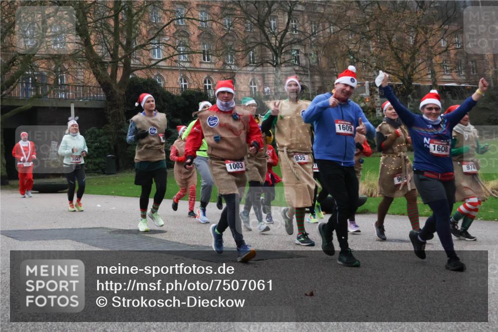 08.12.2024 - St. Pauli X-Mass-Run No. 14 Strokosch-Dieckow http://msf.ph/oto/7507061 08.12.2024 09:44:10 Laufen 3047, 1297, 1003, 935, 1609, 963, 1608, 974 meine-sportfotos.de