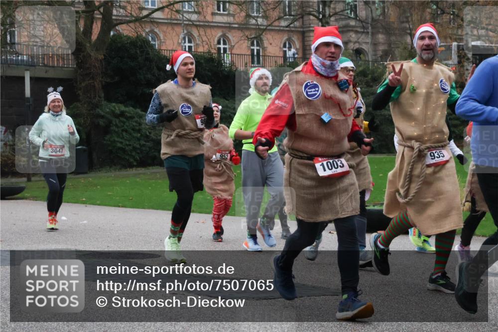 08.12.2024 - St. Pauli X-Mass-Run No. 14 Strokosch-Dieckow http://msf.ph/oto/7507065 08.12.2024 09:44:10 Laufen 3047, 98, 952, 1003, 935 meine-sportfotos.de