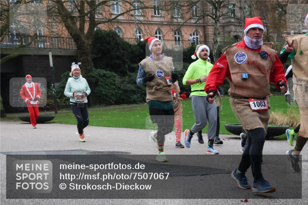 08.12.2024 - St. Pauli X-Mass-Run No. 14 Strokosch-Dieckow http://msf.ph/oto/7507067 08.12.2024 09:44:10 Laufen 3047, 1297, 98, 95, 1003 meine-sportfotos.de