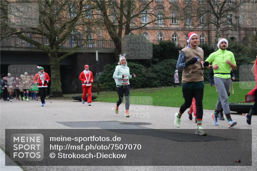 08.12.2024 - St. Pauli X-Mass-Run No. 14 Strokosch-Dieckow http://msf.ph/oto/7507070 08.12.2024 09:44:11 Laufen 1014, 3043, 3047, 1297 meine-sportfotos.de