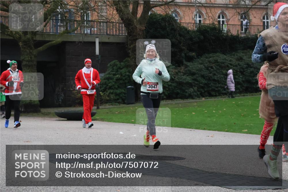 08.12.2024 - St. Pauli X-Mass-Run No. 14 Strokosch-Dieckow http://msf.ph/oto/7507072 08.12.2024 09:44:11 Laufen 3043, 1297, 3047 meine-sportfotos.de
