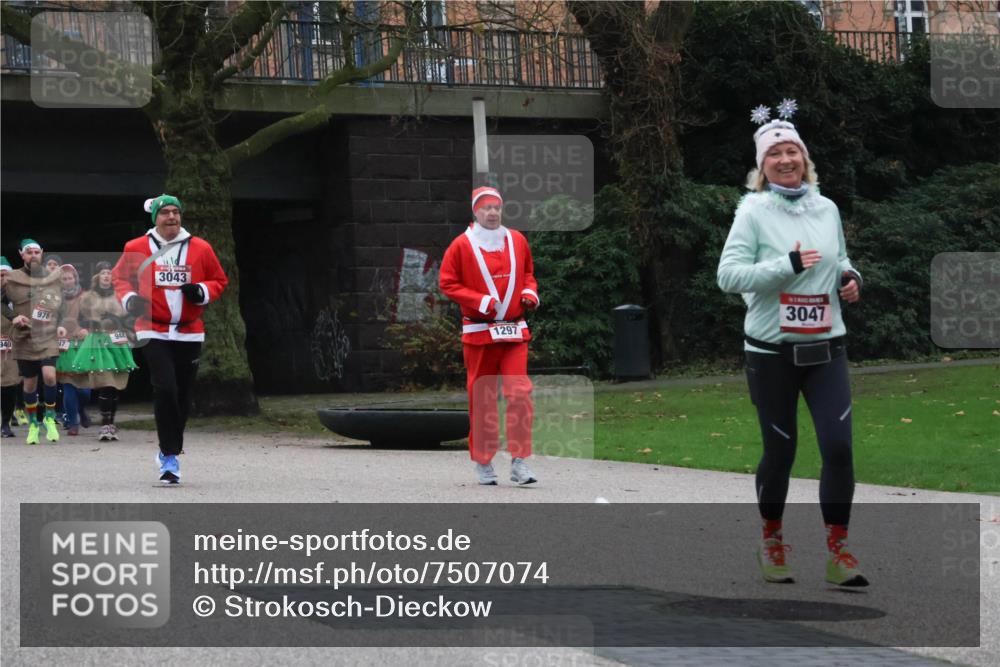 08.12.2024 - St. Pauli X-Mass-Run No. 14 Strokosch-Dieckow http://msf.ph/oto/7507074 08.12.2024 09:44:11 Laufen 978, 340, 17, 944, 3043, 3047, 1297 meine-sportfotos.de