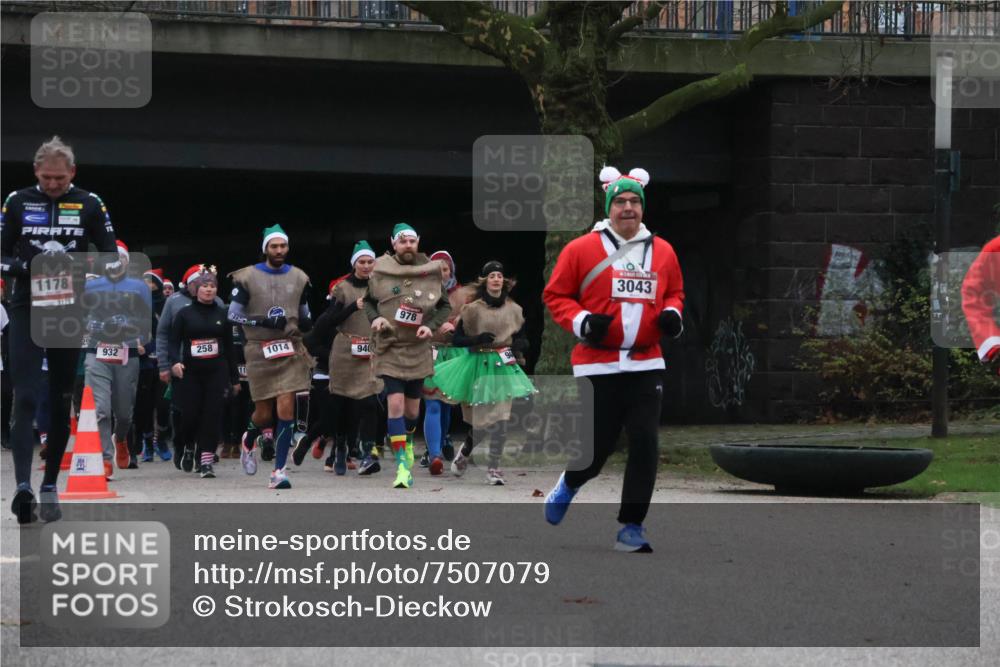 08.12.2024 - St. Pauli X-Mass-Run No. 14 Strokosch-Dieckow http://msf.ph/oto/7507079 08.12.2024 09:44:12 Laufen 932, 258, 1014, 940, 978, 3043 meine-sportfotos.de