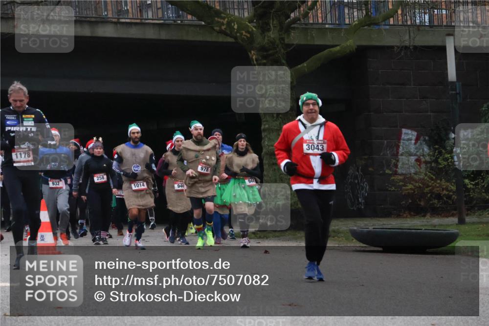 08.12.2024 - St. Pauli X-Mass-Run No. 14 Strokosch-Dieckow http://msf.ph/oto/7507082 08.12.2024 09:44:12 Laufen 1178, 932, 258, 11, 1014, 940, 978, 944, 3043 meine-sportfotos.de