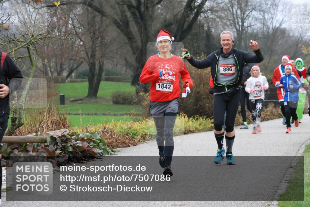 08.12.2024 - St. Pauli X-Mass-Run No. 14 Strokosch-Dieckow http://msf.ph/oto/7507086 08.12.2024 10:50:35 Laufen 1842, 886, 1845 meine-sportfotos.de