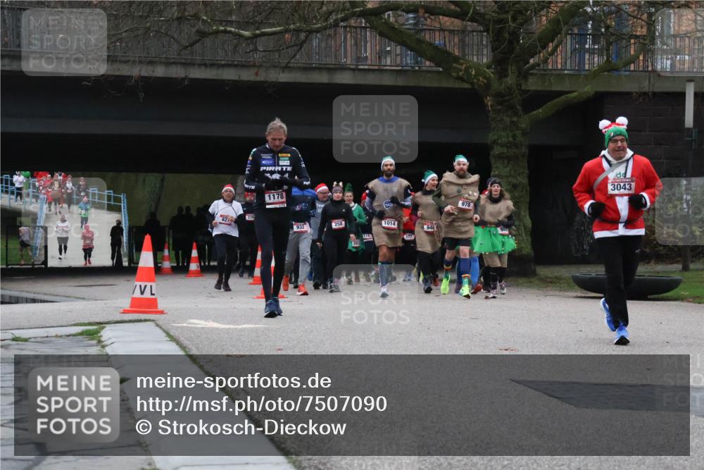 08.12.2024 - St. Pauli X-Mass-Run No. 14 Strokosch-Dieckow http://msf.ph/oto/7507090 08.12.2024 09:44:13 Laufen 1178, 627, 239, 932, 258, 114, 1014, 172, 940, 978, 944, 3043 meine-sportfotos.de