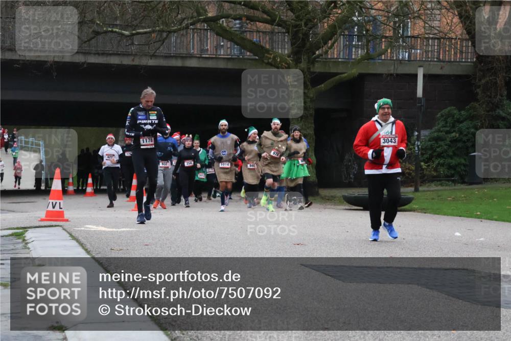 08.12.2024 - St. Pauli X-Mass-Run No. 14 Strokosch-Dieckow http://msf.ph/oto/7507092 08.12.2024 09:44:13 Laufen 627, 1178, 932, 258, 305, 1014, 940, 3114, 978, 3043 meine-sportfotos.de