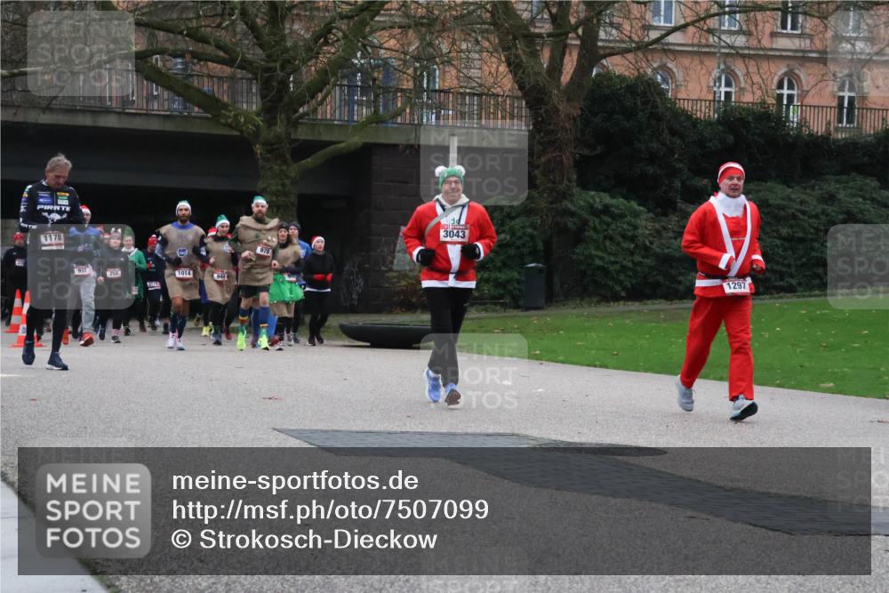 08.12.2024 - St. Pauli X-Mass-Run No. 14 Strokosch-Dieckow http://msf.ph/oto/7507099 08.12.2024 09:44:14 Laufen 1178, 932, 258, 1014, 941, 3454, 978, 3043, 1297 meine-sportfotos.de