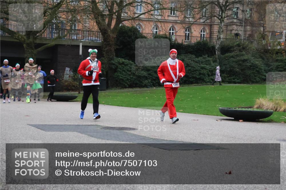 08.12.2024 - St. Pauli X-Mass-Run No. 14 Strokosch-Dieckow http://msf.ph/oto/7507103 08.12.2024 09:44:14 Laufen 1014, 940, 082, 3043, 1297 meine-sportfotos.de