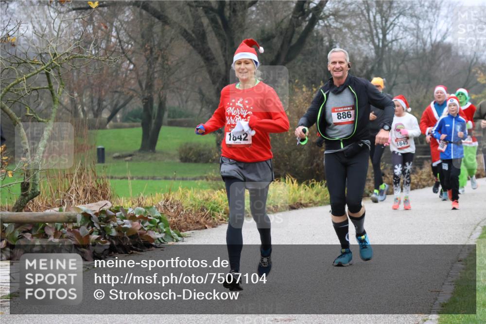 08.12.2024 - St. Pauli X-Mass-Run No. 14 Strokosch-Dieckow http://msf.ph/oto/7507104 08.12.2024 10:50:35 Laufen 1642, 886, 1845 meine-sportfotos.de