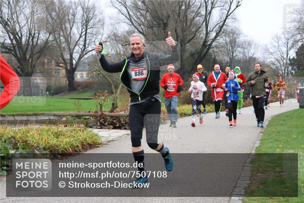08.12.2024 - St. Pauli X-Mass-Run No. 14 Strokosch-Dieckow http://msf.ph/oto/7507108 08.12.2024 10:50:38 Laufen 14, 886, 1843, 2153, 1845 meine-sportfotos.de