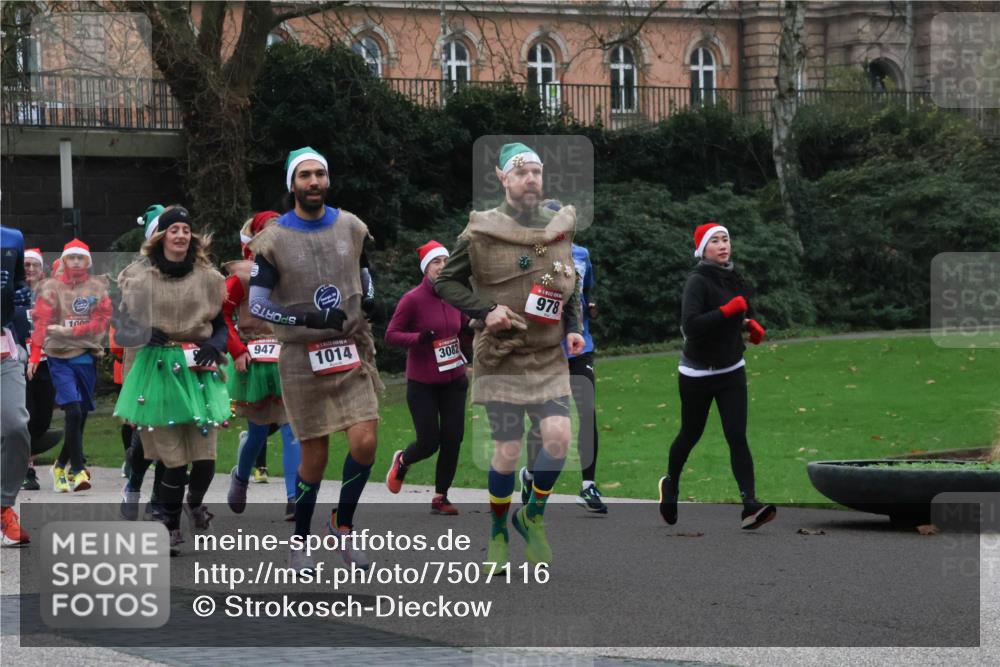 08.12.2024 - St. Pauli X-Mass-Run No. 14 Strokosch-Dieckow http://msf.ph/oto/7507116 08.12.2024 09:44:19 Laufen 100, 947, 1014, 3082, 978 meine-sportfotos.de