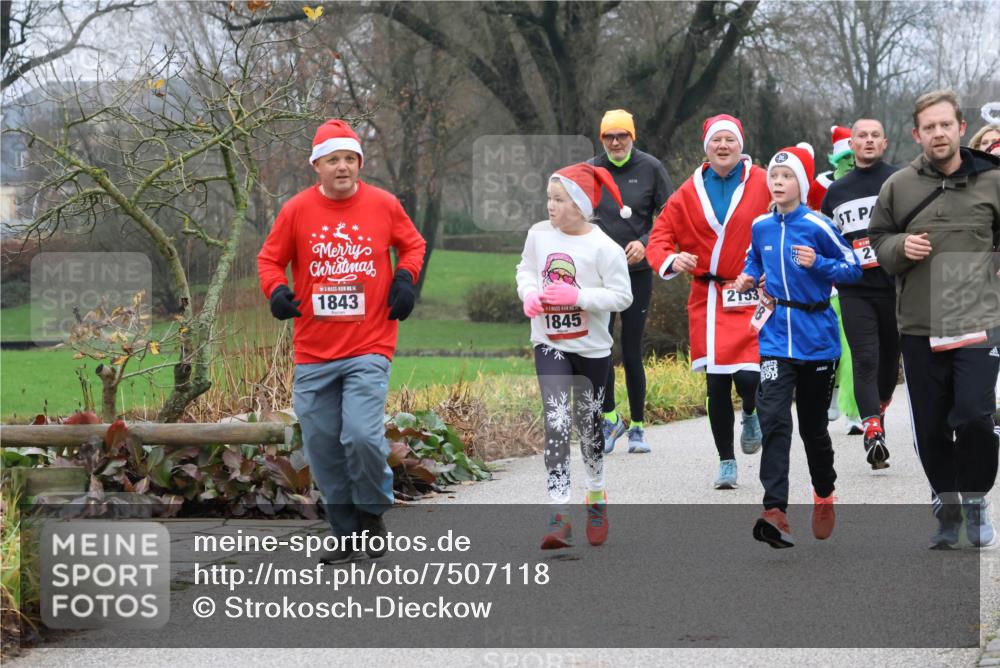 08.12.2024 - St. Pauli X-Mass-Run No. 14 Strokosch-Dieckow http://msf.ph/oto/7507118 08.12.2024 10:50:39 Laufen 1843, 1845, 2153, 2 meine-sportfotos.de