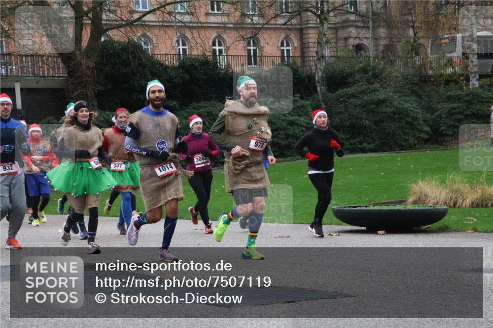 08.12.2024 - St. Pauli X-Mass-Run No. 14 Strokosch-Dieckow http://msf.ph/oto/7507119 08.12.2024 09:44:19 Laufen 932, 94, 947, 1014, 3082, 978 meine-sportfotos.de