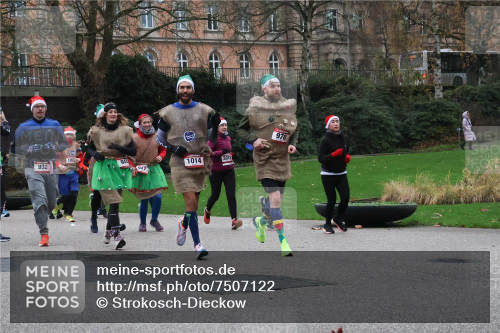 08.12.2024 - St. Pauli X-Mass-Run No. 14 Strokosch-Dieckow http://msf.ph/oto/7507122 08.12.2024 09:44:19 Laufen 932, 100, 944, 947, 1014, 3082, 978 meine-sportfotos.de