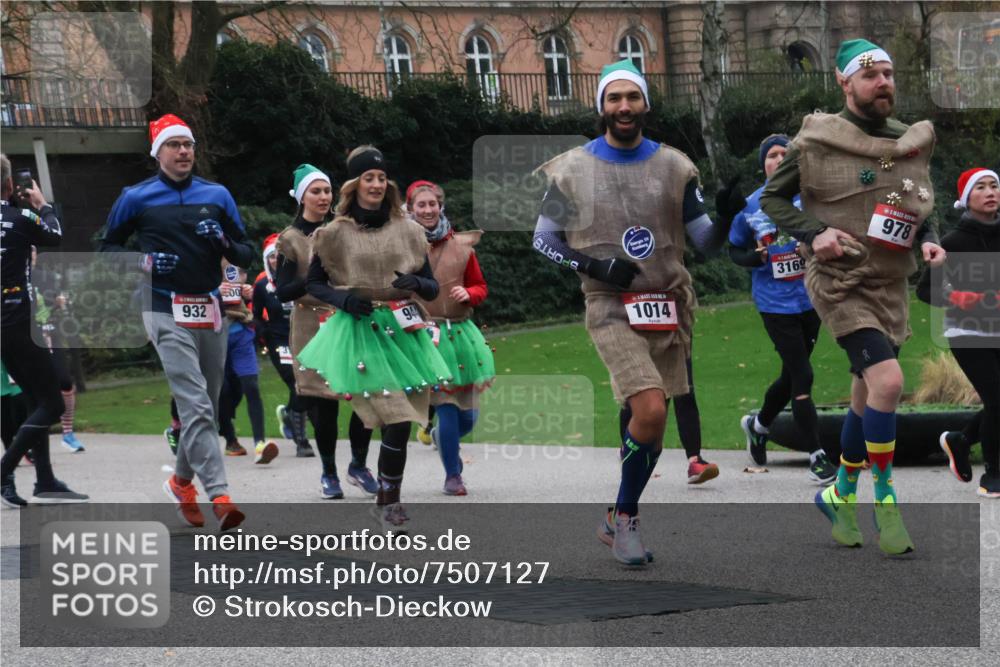 08.12.2024 - St. Pauli X-Mass-Run No. 14 Strokosch-Dieckow http://msf.ph/oto/7507127 08.12.2024 09:44:20 Laufen 932, 500, 94, 1014, 3169, 978 meine-sportfotos.de