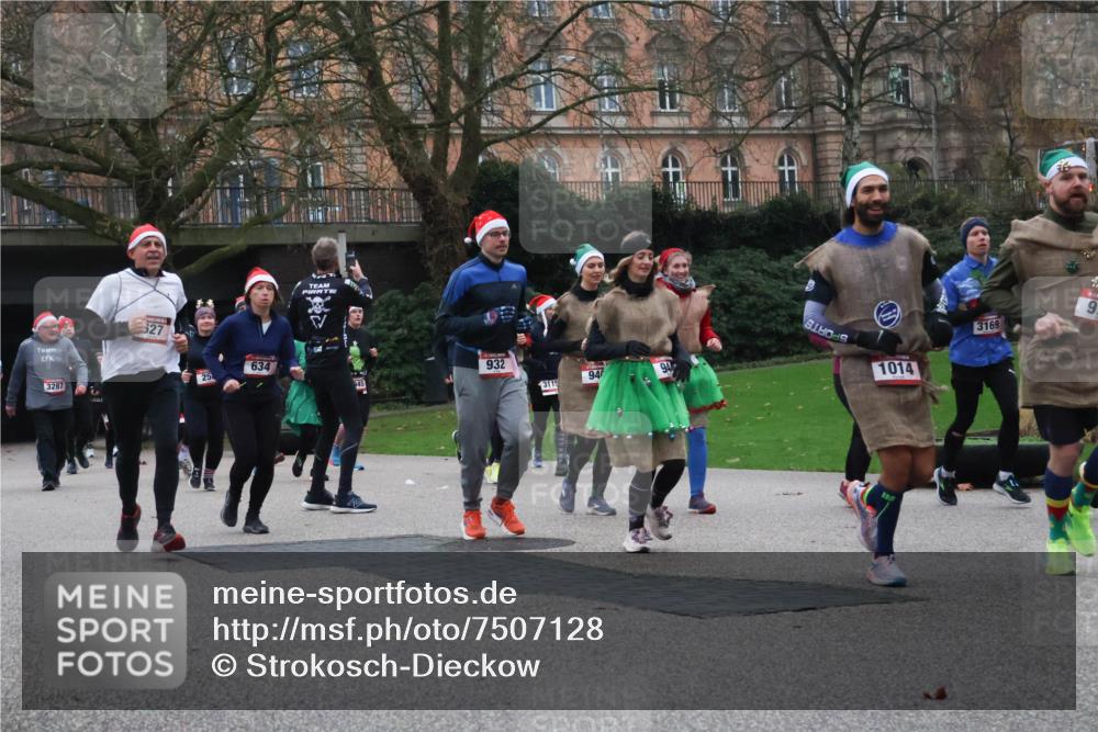 08.12.2024 - St. Pauli X-Mass-Run No. 14 Strokosch-Dieckow http://msf.ph/oto/7507128 08.12.2024 09:44:20 Laufen 3287, 1005, 527, 25, 634, 9, 3169, 932, 45, 94, 94, 3115, 1014 meine-sportfotos.de