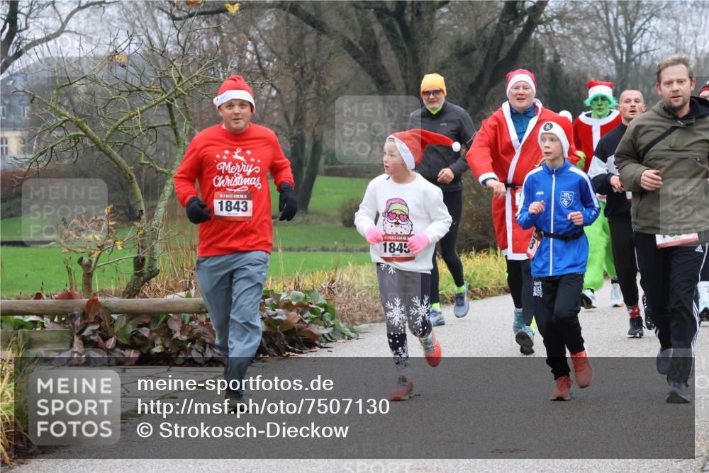 08.12.2024 - St. Pauli X-Mass-Run No. 14 Strokosch-Dieckow http://msf.ph/oto/7507130 08.12.2024 10:50:39 Laufen 4, 1843, 1845 meine-sportfotos.de