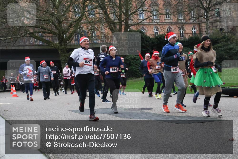 08.12.2024 - St. Pauli X-Mass-Run No. 14 Strokosch-Dieckow http://msf.ph/oto/7507136 08.12.2024 09:44:21 Laufen 3287, 627, 634, 2961, 2945, 1008, 932, 40 meine-sportfotos.de