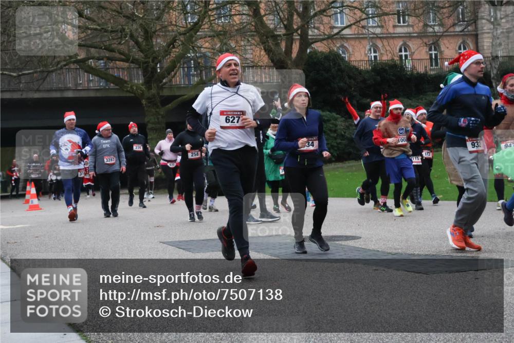 08.12.2024 - St. Pauli X-Mass-Run No. 14 Strokosch-Dieckow http://msf.ph/oto/7507138 08.12.2024 09:44:21 Laufen 239, 31, 3287, 258, 14, 627, 34, 008, 172, 115, 932, 947 meine-sportfotos.de