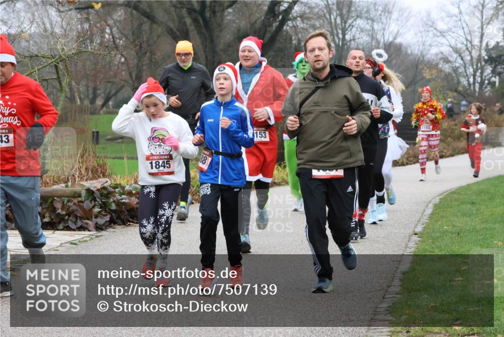 08.12.2024 - St. Pauli X-Mass-Run No. 14 Strokosch-Dieckow http://msf.ph/oto/7507139 08.12.2024 10:50:41 Laufen 14, 43, 1845, 88, 153, 1165 meine-sportfotos.de