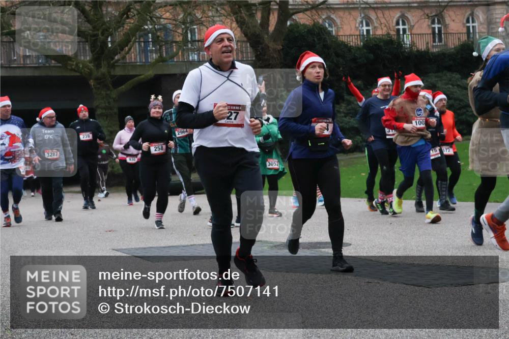 08.12.2024 - St. Pauli X-Mass-Run No. 14 Strokosch-Dieckow http://msf.ph/oto/7507141 08.12.2024 09:44:21 Laufen 239, 3287, 930, 258, 2964, 14, 27, 3052, 100, 3, 15, 172 meine-sportfotos.de
