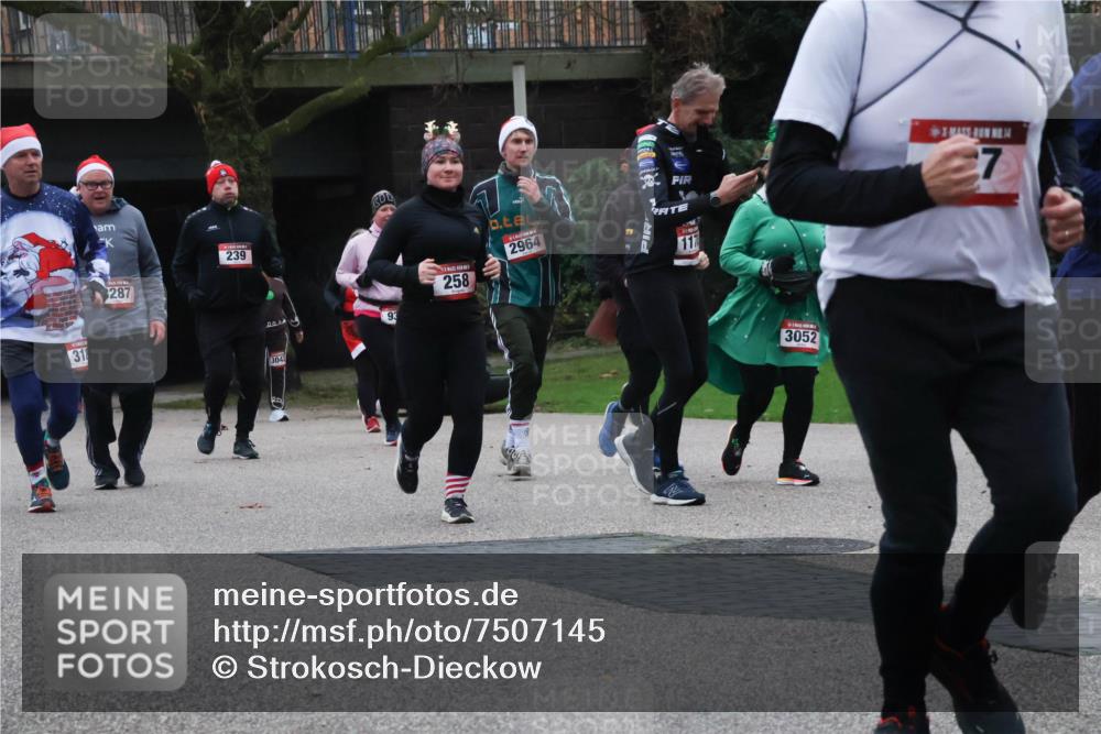 08.12.2024 - St. Pauli X-Mass-Run No. 14 Strokosch-Dieckow http://msf.ph/oto/7507145 08.12.2024 09:44:22 Laufen 318, 287, 239, 9000, 3042, 93, 258, 2964, 7, 3052 meine-sportfotos.de